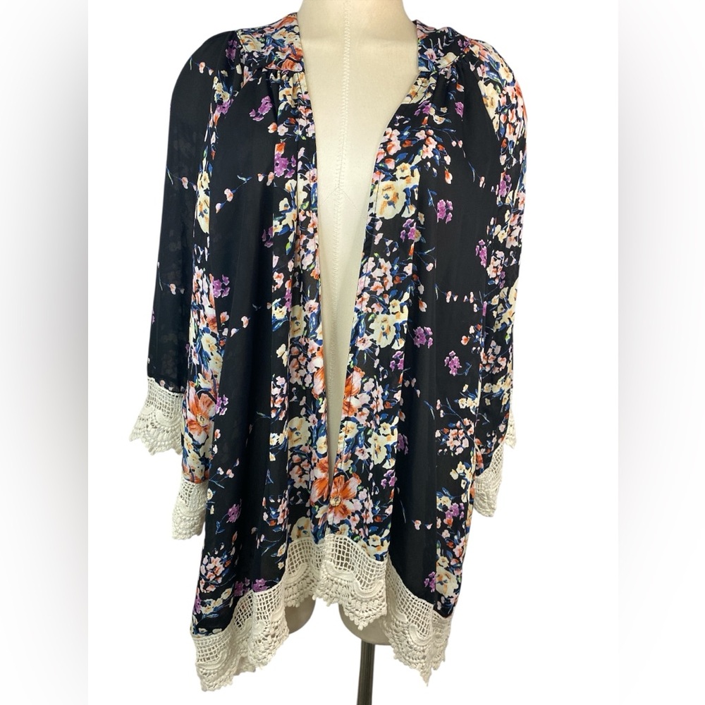 Umgee Long Sleeve Floral Wrap with Lace Trim Women’s Small
